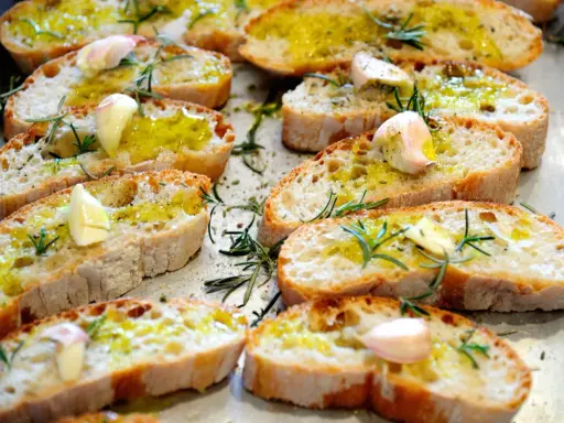 Fettunta toscana: fette di pane abbrustolito condite con olio d'oliva, aglio e rosmarino fresco.