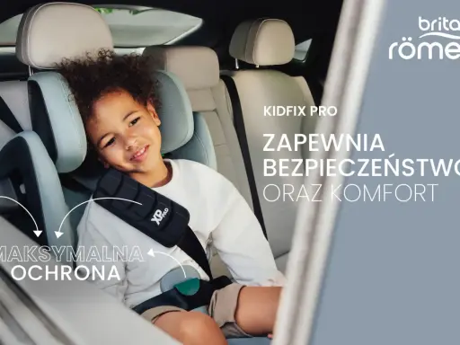 Uśmiechnięte dziecko w foteliku Britax Romer 15-36 Kidfix, zapewniającym maksymalną ochronę i komfort podczas podróży.
