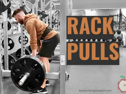 Mann hebt schwere Langhantelstange bei Rack Pulls im Fitnessstudio.