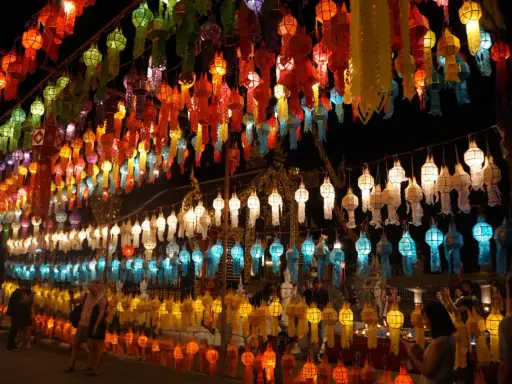 Buntes Lichterfest in Thailand. Tausende von Papierlaternen in allen Farben leuchten in der Nacht und schaffen eine magische Atmosphäre.