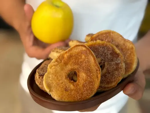 Délicieux pancake pomme saupoudré de cannelle, présenté avec une pomme jaune fraîche. Un délice gourmand !