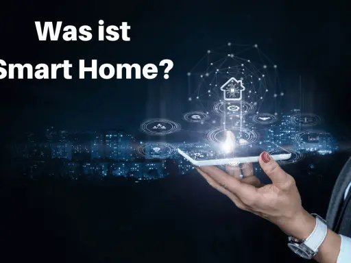 Was ist ein Smart Home? Eine Hand hält ein Smartphone, das eine vernetzte Haus-Symbolik mit Icons für Sicherheit, Licht und mehr zeigt.