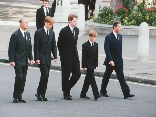 Książę Filip, książę William, książę Harry i książę Karol idą w żałobie. Czarny garnitur to kolor żałoby.