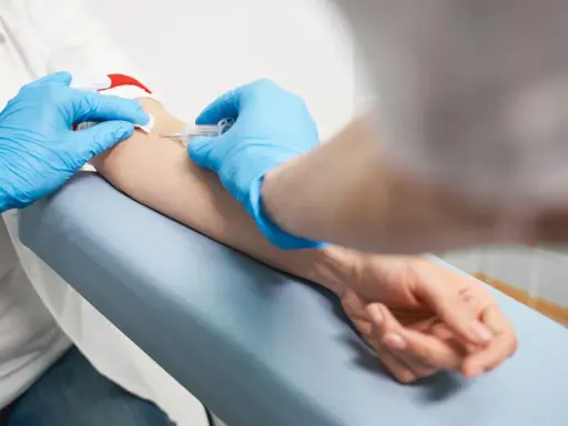 Pobieranie krwi do badań, które pomogą ocenić, co produkuje progesteron.