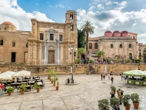 Piazza con chiese normanne, un luogo da non perdere se cerchi cosa visitare a Palermo.