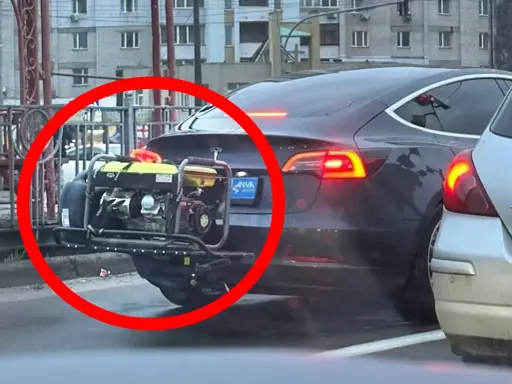 Samochód elektryczny z agregatem prądotwórczym na bagażniku. Nietypowe rozwiązanie dla podróżujących na długie dystanse.