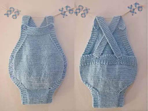 Tutorial ranita bebé dos agujas. Conjunto tejido a mano, azul claro, con botones laterales y tirantes cruzados en la espalda.