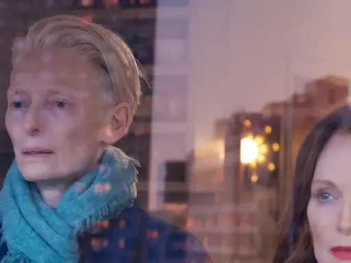 Tilda Swinton et Julianne Moore, visages emblématiques du cinéma, dans une scène qui a marqué le grand prix du jury de la Mostra de Venise.