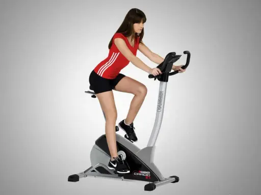 Donna su cyclette, allenamento gambe prima e dopo. Tonifica e scolpisci con l'esercizio.