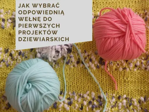 Dwa motki włóczki: jeden różowy, drugi miętowy, leżą na żółtej dzianinie.