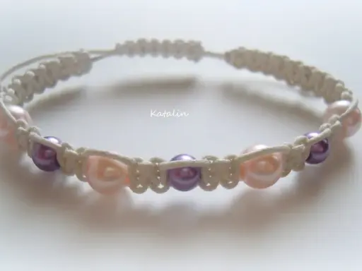 Bransoletka shamballa z perełkami. Jak zrobić taki splot? Prosty tutorial DIY.