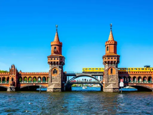 Oberbaumbrücke in Berlin: Ein Muss für jeden Besucher. Eine gelbe U-Bahn fährt über die historische Brücke, die mit ihren Türmchen und Bögen beeindruckt.
