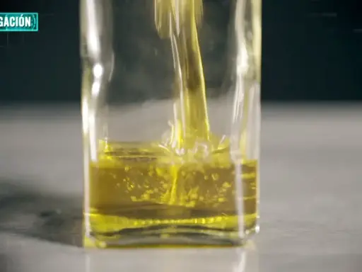 Aceite de oliva vertiéndose en un recipiente de vidrio. La investigación busca determinar cuántas veces se puede usar el aceite de oliva.