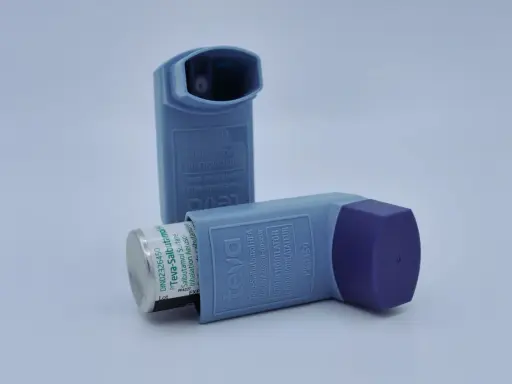 Zwei Inhalatoren, wichtig für den asthma notfallplan. Sie enthalten Salbutamol zur schnellen Linderung.