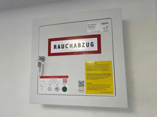Rauchabzug-Steuergerät, Typ WSC 204 0102, gemäß DIN VDE V 0826-2, mit Schlüssel und Prüfaufkleber.