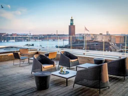 En mysig takbar i Stockholm med utsikt över vattnet och Stadshuset. Perfekt för en drink i solnedgången.