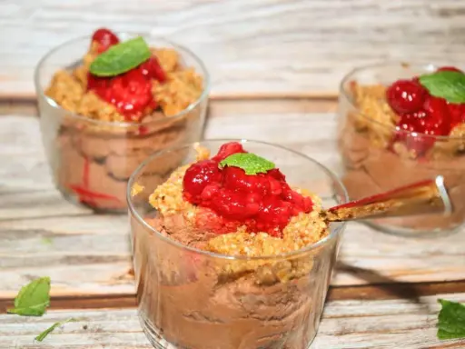 Tre glas med enkel chokladmousse, toppad med krossade nötter, hallon och mynta. En perfekt dessert för alla tillfällen.
