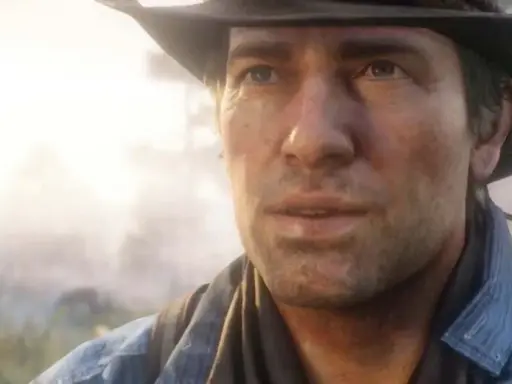Arthur Morgan w kapeluszu i dżinsowej koszuli, zamyślony, na tle mglistego krajobrazu.