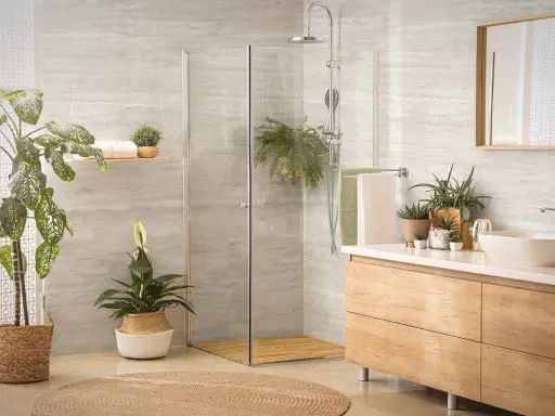 Modernes bad ohne fliesen mit Dusche, Waschbecken und vielen Pflanzen. Natürliche Materialien wie Holz und Rattan schaffen eine entspannte Atmosphäre.