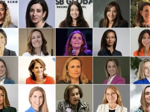 Mosaico de retratos de mujeres directivas sonriendo, cada una en su propia casilla, mostrando diversidad y liderazgo.