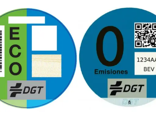 Pegatina ECO para coche, indicando bajas emisiones. La DGT clasifica los vehículos para saber qué significa eco en un coche.
