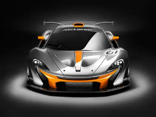 Silberner McLaren P1 GTR mit orangefarbenen Akzenten, aggressiver Front und großem Heckflügel, bereit für die Rennstrecke.
