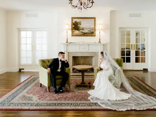 Para młoda po ślubie siedzi w fotelach, rozmawiając przytulnie.