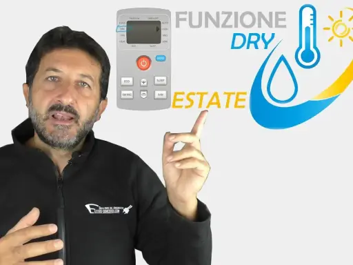 Uomo indica telecomando con funzione dry condizionatore, per un'estate più fresca.