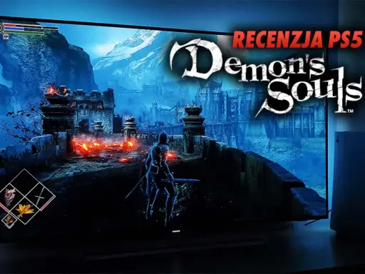 Rycerz w zbroi na moście przed zamkiem, płomienie i góry w tle. Napis "Demon's Souls" i "Recenzja PS5".
