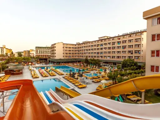 Xeno Eftalia Resort: baseny, zjeżdżalnie wodne i leżaki czekają na gości.