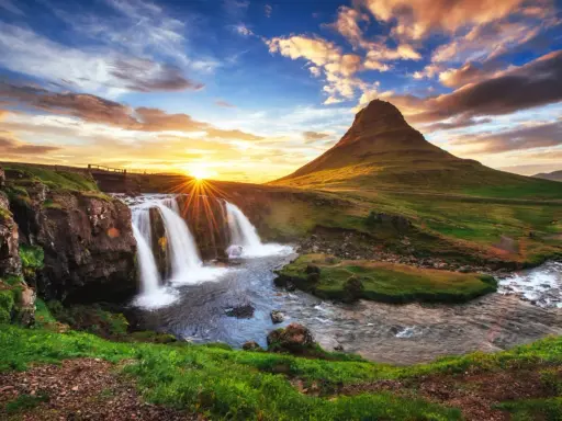 Cascata islandese al tramonto, un dialogo tra la natura e l'anima di un islandese in analisi.