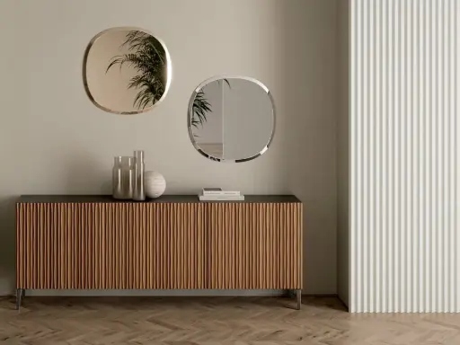 Come arredare una madia moderna: due specchi ovali e vasi decorativi creano un punto focale elegante.