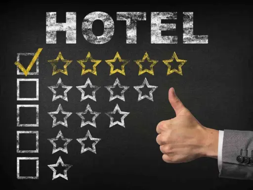 Ocena hotelu: zaznaczony pierwszy kwadrat, 2 złote gwiazdki. Kciuk w górę. Hotele od 16 lat to świetny wybór!