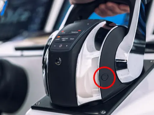 Le réglage du boîtier de commande Mercury est en cours. Le bouton rond rouge indique un point d'action.