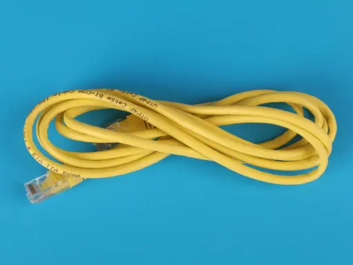 Un câble Ethernet jaune enroulé sur fond bleu. Il est marqué "UTP Cat5e BI-COM". Un bon choix pour votre réseau.