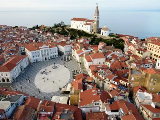 Luftaufnahme der Piran Altstadt mit dem Tartiniplatz und der Kirche St. Georg am Meer.