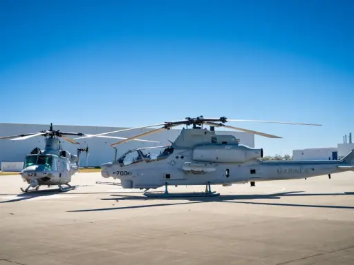 Zwei Marine-Hubschrauber, ein AH-1Z Viper und ein Bell UH-1Y Venom, stehen auf dem Flugplatz.