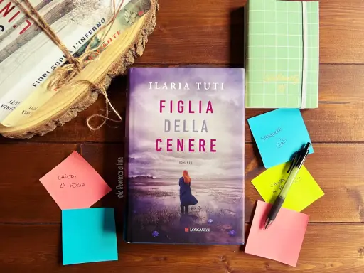 Libro "Figlia della cenere" di Ilaria Tuti, con post-it e agenda. La trama del libro è avvolta da un'atmosfera misteriosa.