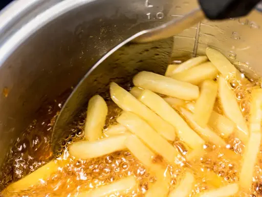 Idealna temperatura do smażenia frytek? Sekrety chrupkości!