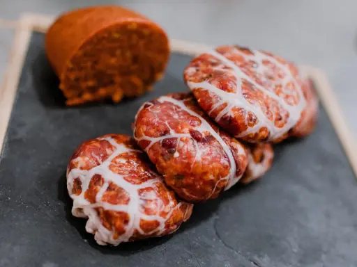 Figatells, unas deliciosas salchichas mallorquinas, listas para cocinar.