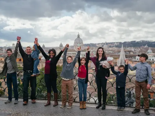 Familia feliz en Roma con niños, celebrando un viaje inolvidable.