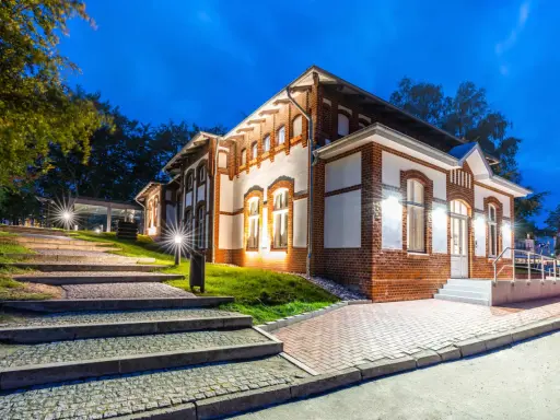 Ziegelgebäude mit Treppen und Lichtern bei Nacht