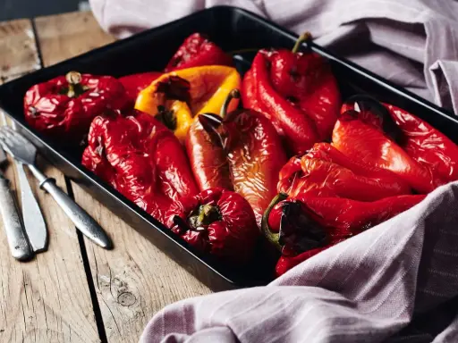 Peperoni al forno, succosi e leggermente abbrustoliti, pronti per essere gustati.