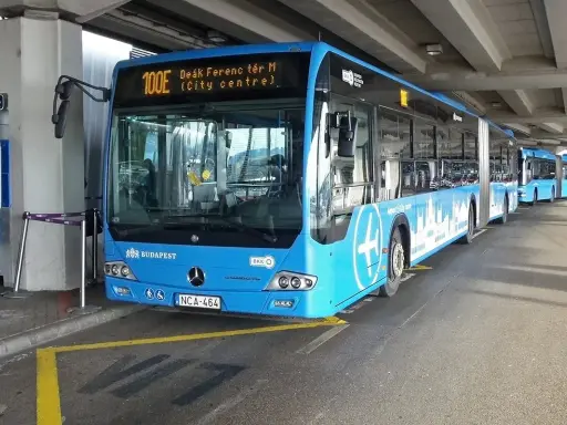 Blå buss 100E vid Budapest flygplats, redo att ta passagerare till centrum.
