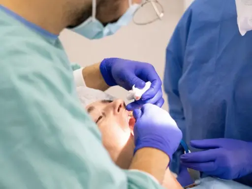 Ile kosztuje dentysta w 2026? Pełny cennik i NFZ.
