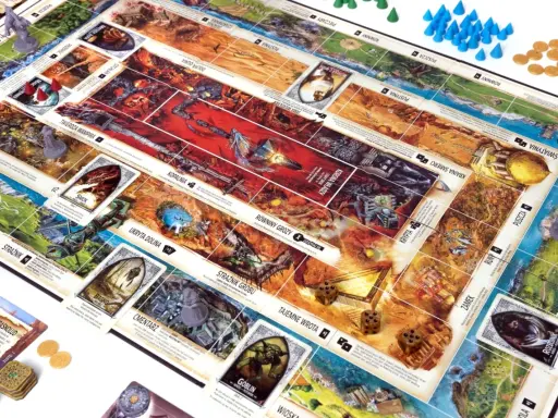 Plansza gry z figurkami i kartami, przypominająca klimatem gry podobne do Talisman. Widać kości, monety i znaczniki.