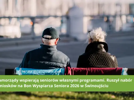 Seniorzy siedzą na ławce, zastanawiając się, czy będzie bon turystyczny dla seniora. Nabór na Bon Wyspiarza Seniora 2026 w Świnoujściu.