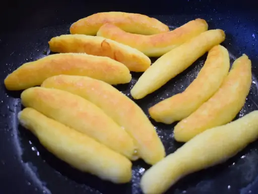 Goldbraune Schupfnudeln in der Pfanne, bereit zum Einfrieren für später.