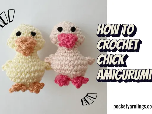 Dos adorables pollitos amigurumi tejidos a crochet, uno amarillo y otro rosa. ¡Encuentra el pollito amigurumi patrón gratis para crear los tuyos!