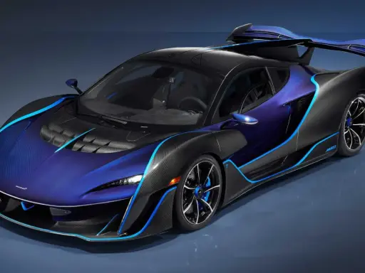 Der McLaren Sabre, ein Supersportwagen mit auffälliger blauer und schwarzer Lackierung, strahlt Geschwindigkeit und Luxus aus.